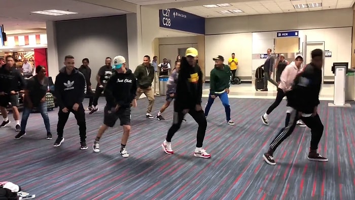 Uçakları Rötar Yapınca Canları Sıkılan Dans Grubundan Havalimanında Muhteşem Gösteri