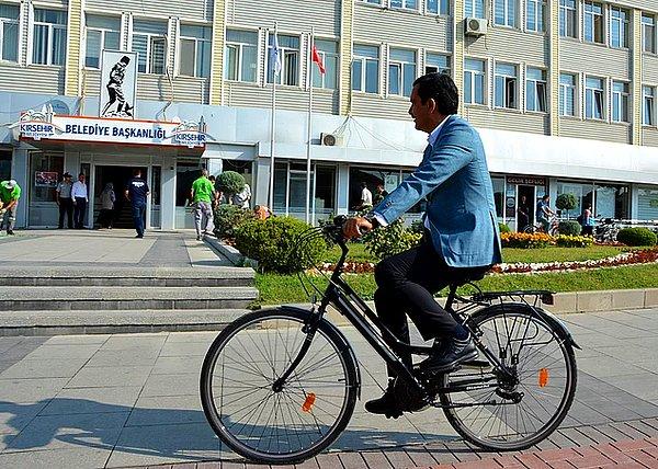 Ama bir başkan çıkıyor, umut saçıyor... Kırşehir Belediye Başkanı Yaşar Bahçeci makam aracı yerine bisiklet kullanıyor.