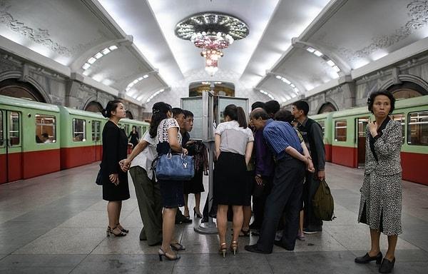 19. Pyongyang sakinleri Kim Jong-un ve Donald Trump arasında gerçekleşen toplantının raporlarını metroda seyahat ederken gazeteden okuyor.
