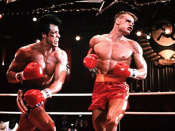 3. После выхода "Рокки IV" по Голливуду бродила шутка, что боксеру больше не с кем драться, осталось только бросить вызов пришельцу. Так и появился сценарий "Хищника".