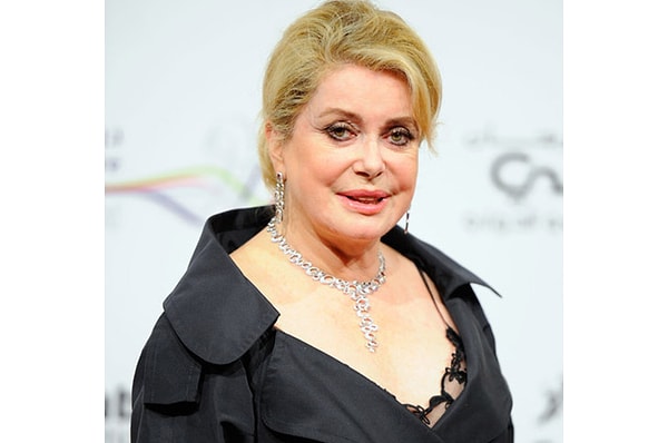 Мама двоих детей на сегодняшний день выглядит практически неузнаваемо. Ей 74.