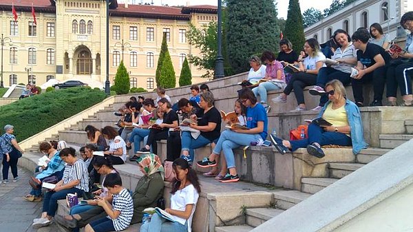 Burada okumanın yararlarına, bize kattıklarına ve hayal dünyamızı güzelleştirdiği noktalara değinmeyeceğiz; onları zaten biliyorsunuz. Sizi çok ama çok güzel insanlarla tanıştıracağız...