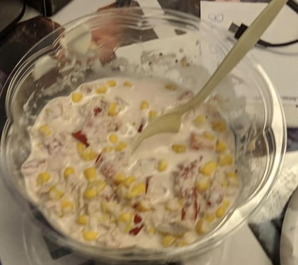 10. А это месиво сделано из кукурузы, помидоров, консервированного тунца и огромного количества майонеза.