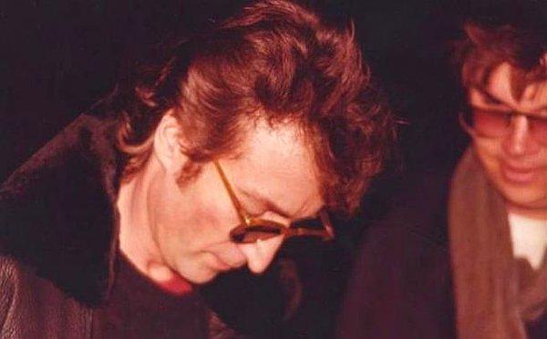 8. John Lennon'ın hayattayken çekilen son fotoğrafı, 8 Aralık 1980'de kendisine beş el ateş edip öldüren katil Mark David Chapman ile birliktedir.