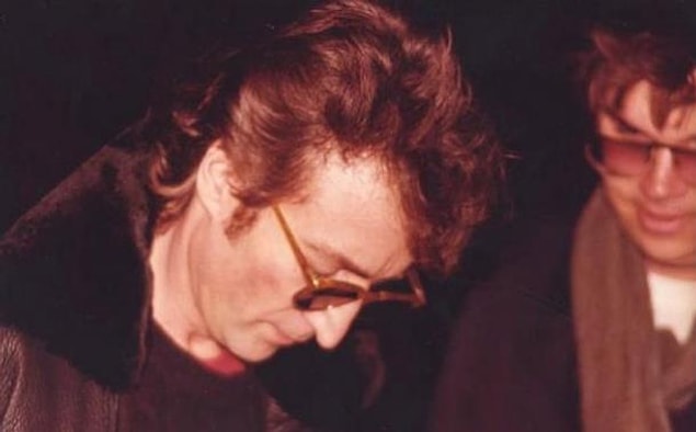 8. John Lennon'ın hayattayken çekilen son fotoğrafı, 8 Aralık 1980'de kendisine beş el ateş edip öldüren katil Mark David Chapman ile birliktedir.