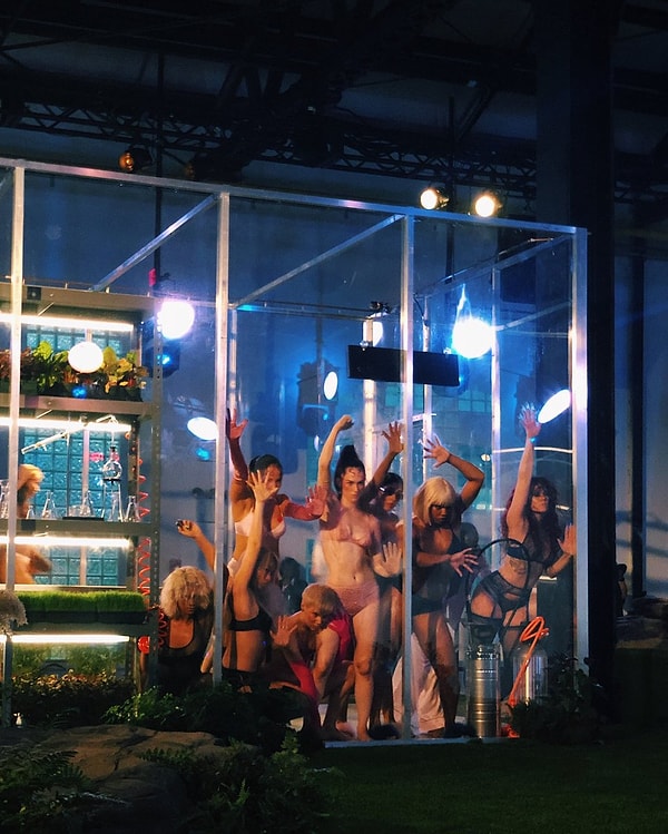 Но несмотря на все усилия Джейкобса, многие покинули его показ, чтобы посетить шоу Рианны...