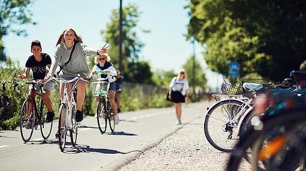 Danimarka'da ebeveynler, 6-7 yaşlarından itibaren çocuklarının tek başına bisikletle okula gidip gelmelerine izin veriyorlar.
