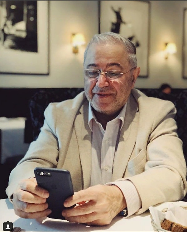 1. Недавно Евгений Петросян выложил в своем Инстаграме фото в новом образе с подписью: "Читаю ваши комментарии 👌🏻 P.S Я сегодня в тренде. Не побрился! "