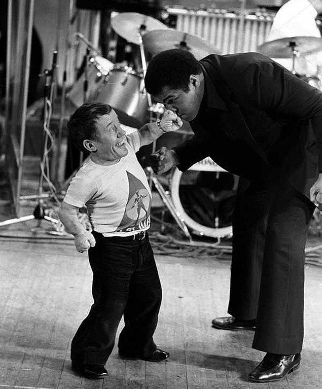22. Kenny Baker ve Muhammad Ali, kendi aralarında şakalaşıyorlar, yıl 1979.