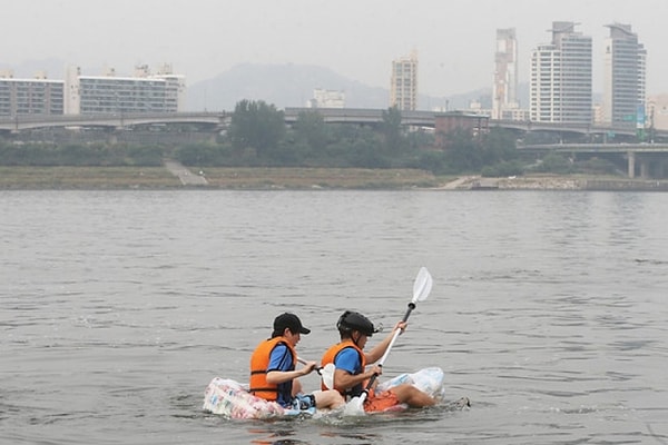 9. Чтобы доказать, что в упаковках чипсов слишком много воздуха, 4 корейских студента сделали из них плот. Им понадобилось 160 пакетов чипсов. На самодельном плоту они смогли проплыть 1,3 км по реке.