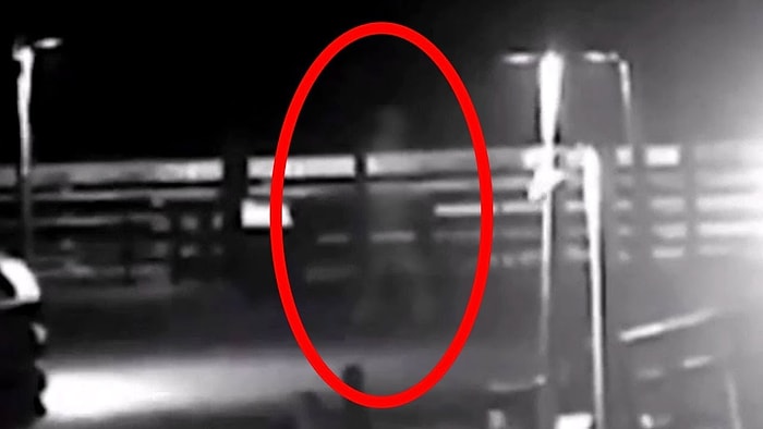 Паре из Северной Каролины удалось заснять на видео мужчину-призрака, который прогуливался по пирсу во время урагана "Флоренс"