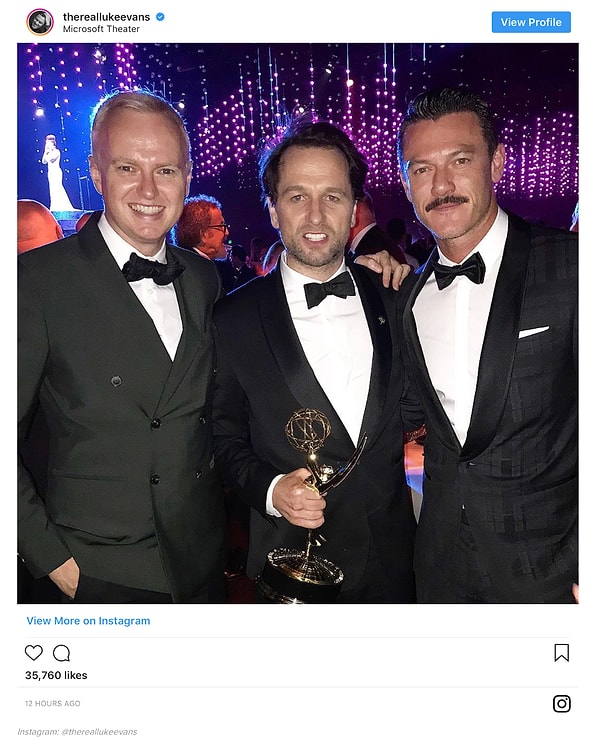 21. Мэттью Риз со своей долгожданной статуэткой!