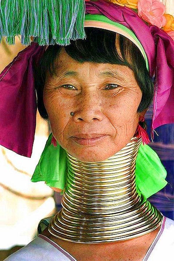 2. Myanmar'lı kadınların 11. yüzyılda ve günümüzde de taktıkları boyun kalıpları.