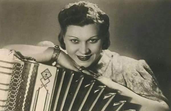 4. Какая певица изображена на фото?