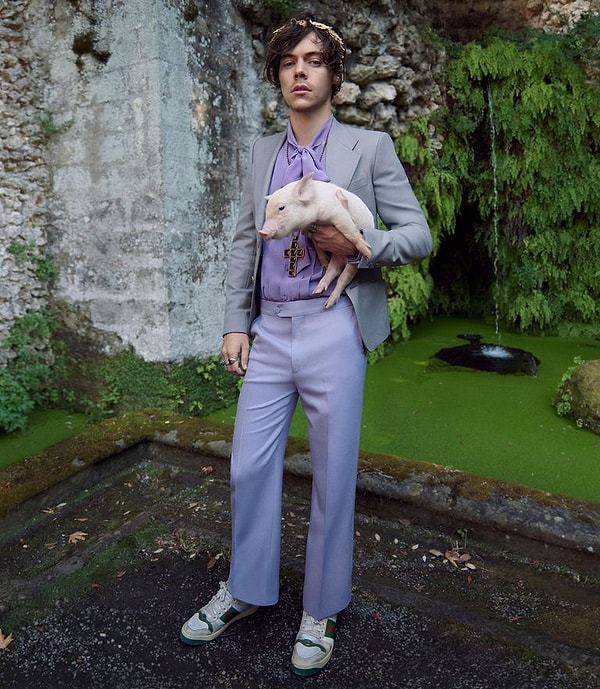 Harry Styles'ın kişisel stiliyle de uyumlu olan koleksiyon, genç yıldızın değişimini de gözler önüne seriyor.