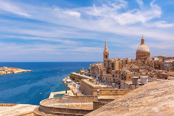 Malta'da vatandaşlık alabilmek için 789 bin dolar değerinde Ulusal Kalkınma Fonu’na bağış yapmak ve ülkede 410 bin dolarlık mal varlığına sahip olmak yeterli.