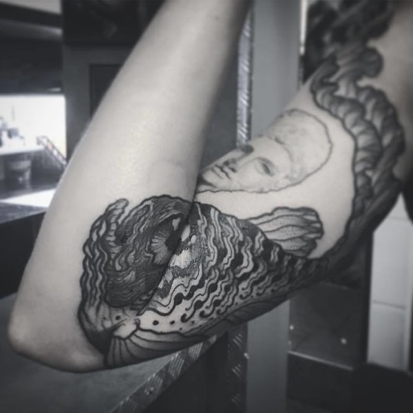 9. Работая в свободной манере, французский татуировщик рисует свои рисунки прямо на коже.