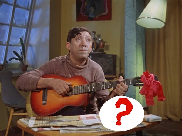 6. Продолжаем! Что стоит на столе перед Балбесом в этой сцене из комедии «Операция Ы и другие приключения Шурика»?