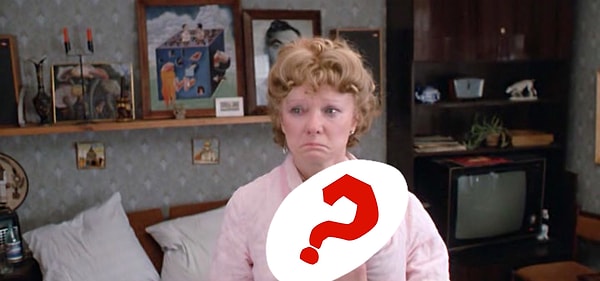 9. Кого прижимает к груди расстроенная Раиса Захаровна из фильма «Любовь и голуби»?