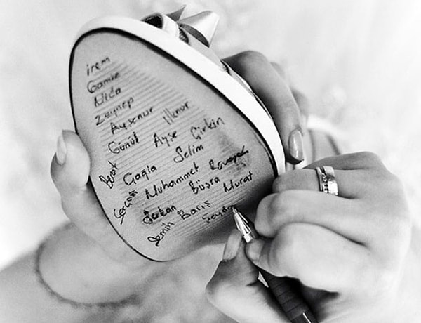 1. Вы когда-нибудь раньше писали свое имя на подошве свадебной туфельки невесты?