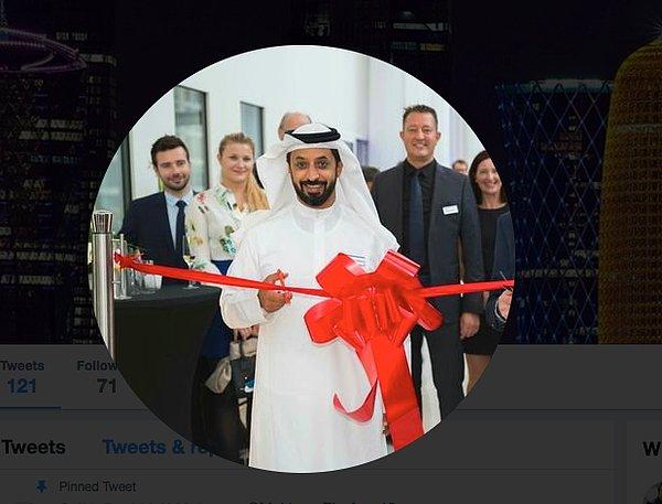 Profil fotoğrafı da Almanya'daki bir ofis açılışından. Yine Katar'la alakası yok.