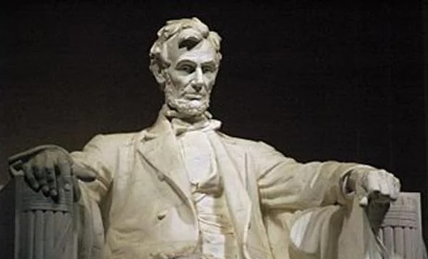 1. Начнем с легких вопросов. Чья это статуя?