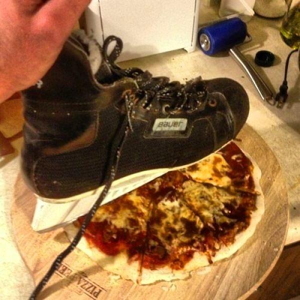 12. Pizzanızı kayak ayakkabısıyla kesmeyi denemiş miydiniz?