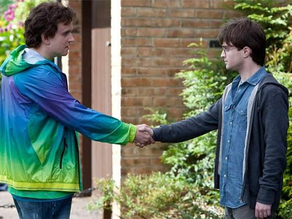 2. С кем Гарри улетает на летающем мотоцикле из дома Дурслей?