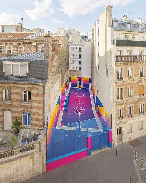 5. Paris'teki rengarenk basketbol sahası.
