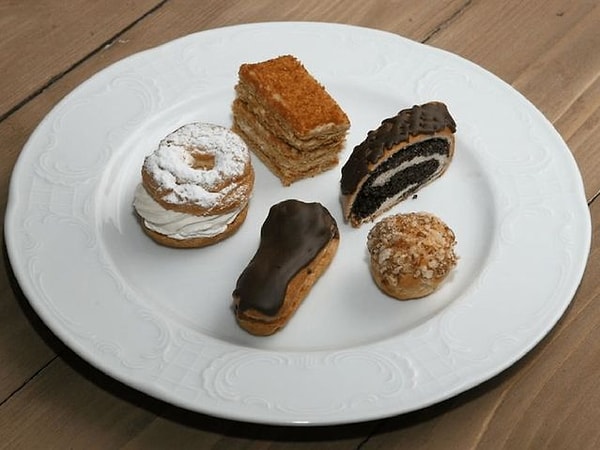 7. Какое популярное советское пирожное было изобретено, чтобы "продукты зря не пропадали"?