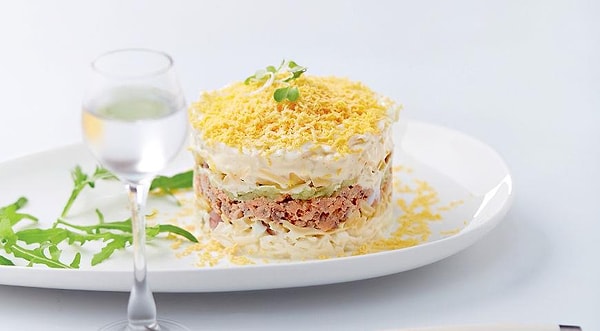 10. Какой салат традиционно готовили в СССР к 8 марта?