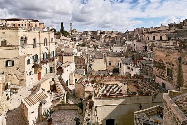 7. Из скольких частей состоит Государство Палестина?