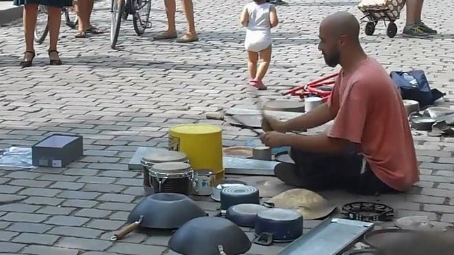 Baterisiz Bateri Gösterisi Yapan Sokak Sanatçısından Muazzam Performans