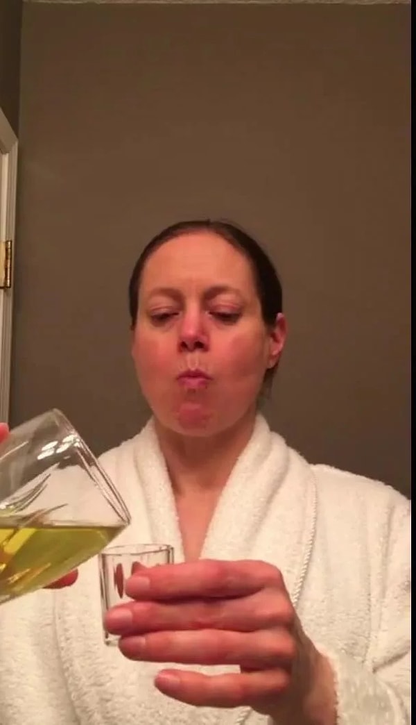 6. Лия так сильно уверена в пользе уринотерапии, что не только пьет мочу, но еще и моет ей голову, чистит зубы, протирает кожу и даже…