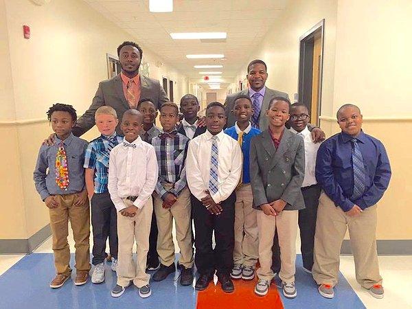 7. Güney Karolina'da bir grup öğretmen, babası olmayan çocuklar için 'Beyefendiler Kulübü' kurmuşlar. Bu kulüpte çocuklara, babalarından duyamadıkları hayat derslerini veriyorlar.