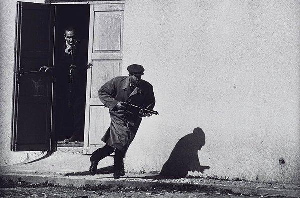 İngiliz fotoğrafçı Don McCulin, 1964’te The Observer isimli gazete için Kıbrıs’ta yaşanmakta olan gerginlikleri fotoğraflıyordu.