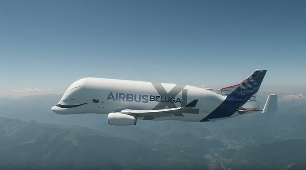 1. Итак, знакомьтесь. Перед вами новое чудо авиастроения, которое здорово смахивает на гигантскую белуху, взмывшую в облака из самых глубин океана.