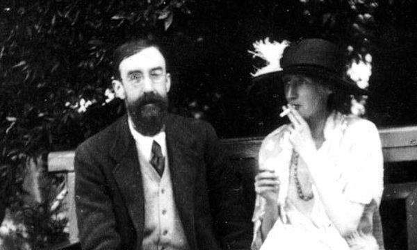 1909 yılında kuzeni Lytton Strachey ile nişanlansa da, sonraları gazeteci ve deneme yazarı Leonard Woolf ile hayatını birleştirdi.