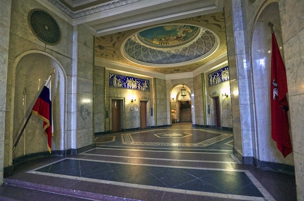 10. Согласно теории заговора, сталинские высотки были построены в особом геометрическом порядке.