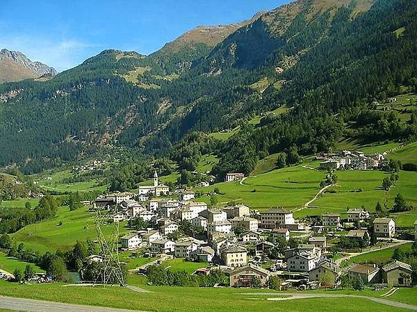 İsviçre ordusu ülkedeki köylerin orta yerinde "ülke evleri" adını verdiği, ustalıkla gizlenmiş evlerde tam donanımlı barınakları her an kullanıma hazır durumda tutuyor.