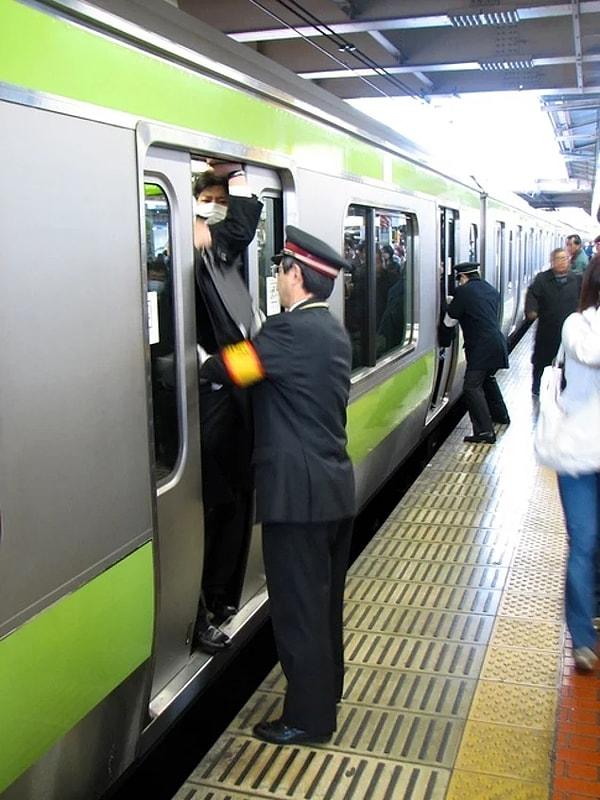 Japonya'da yoğun saatlerde insanları metroya sığmaları için ittiren görevlilere "Oshiya" adı veriliyor.