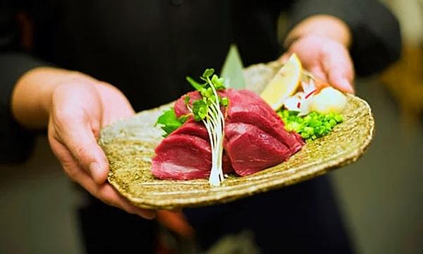 Çiğ at eti, Japonya'da popüler bir yiyecek.