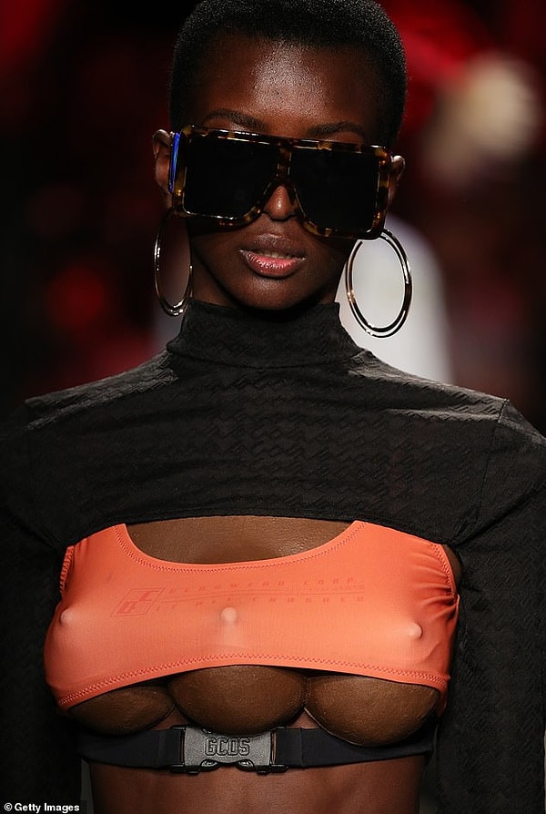 3-грудые модели были частью шоу на тему «Антиутопическое будущее».