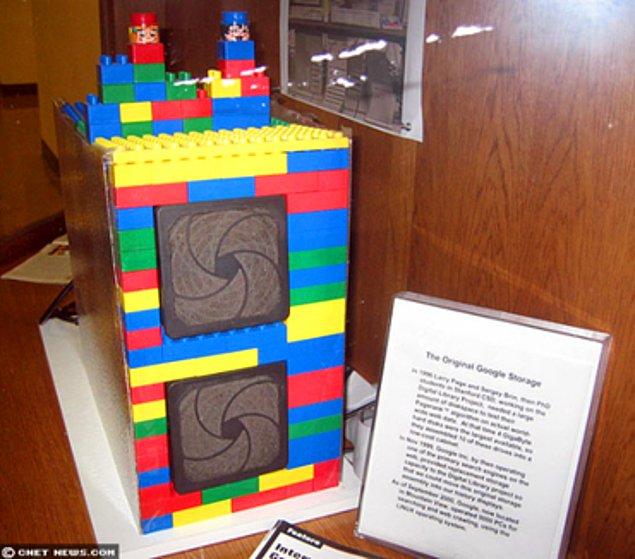 5. İlk Google sunucusu LEGO’lardan yapılmıştı. 10 adet 4 GB’lık sabit diski resimdeki şekilde saklıyorlardı. Hatta Google logosundaki renklerin de bu LEGO’dan sunucu sayesinde belirlendiği söylenir.