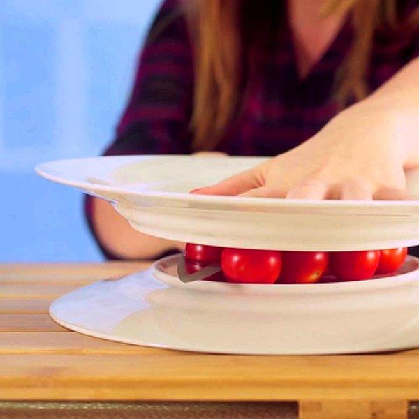 5. İki tabak kullanarak tek bir harekette domatesleri ikiye ayırmak: