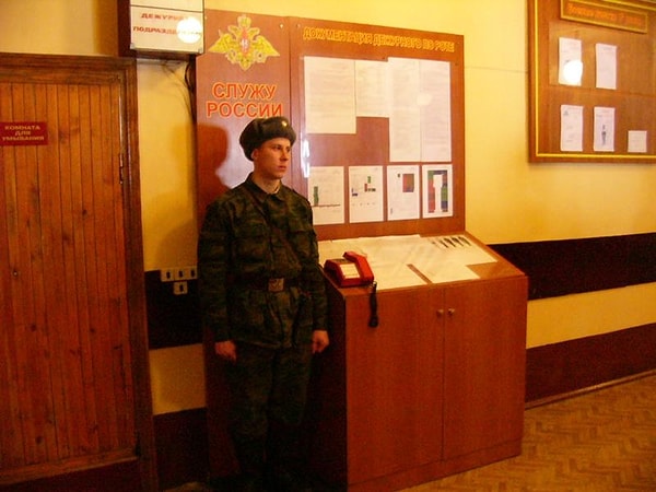 8. Что запрещено делать дневальному на тумбочке?