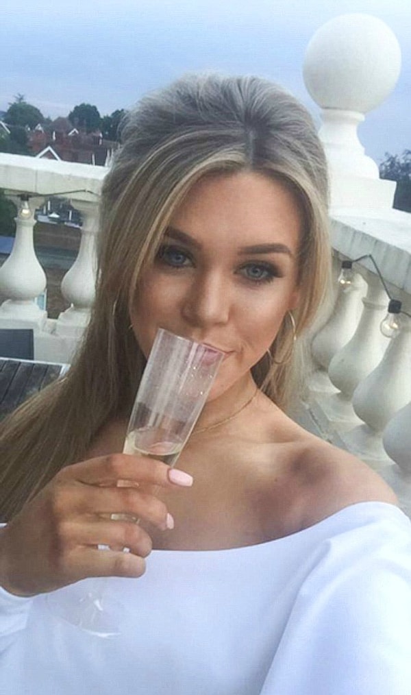 Лулу начала использовать косметику, чтобы скрыть недостатки, но это не помогало. Зато повлияло на выбранную профессию - девушка стала консультантом в салоне красоты