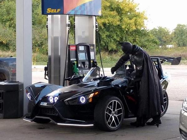 15. Batman kendi benzinini kendi alır gibi gelmemişti hiç.