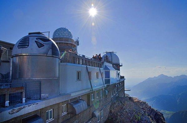 16. Fransa'da yer alan Pic du Midi bir astronomik gözlemevi. 2877 metrede bulunan bu zirveye sadece teleferik ve merdivenlerle çıkılabiliyor.