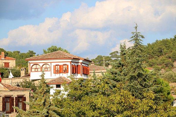 Adatepe'de Rum mimarisi ve Osmanlı mimarisini bir arada görebilirsiniz.